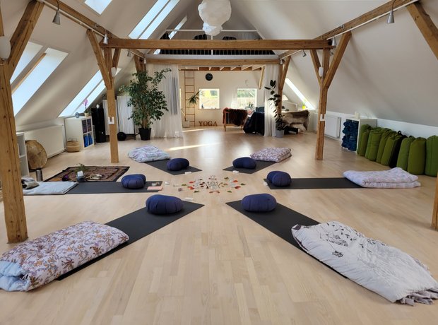 Stor yoga sal til gruppeforløb, workshops og undervisning. Lokale indrettes til fysisk udfoldelse, fordybelse og meditation